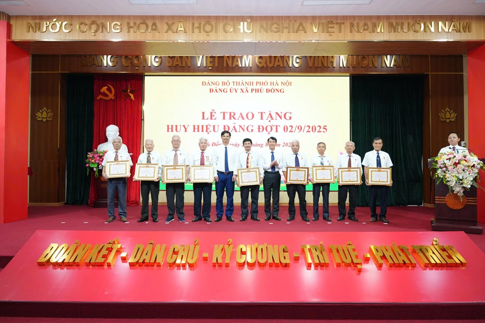 Đảng bộ xã Phù Đổng trao tặng Huy hiệu Đảng đợt 2/9/2025 cho đảng viên tiêu biểu - ảnh 5