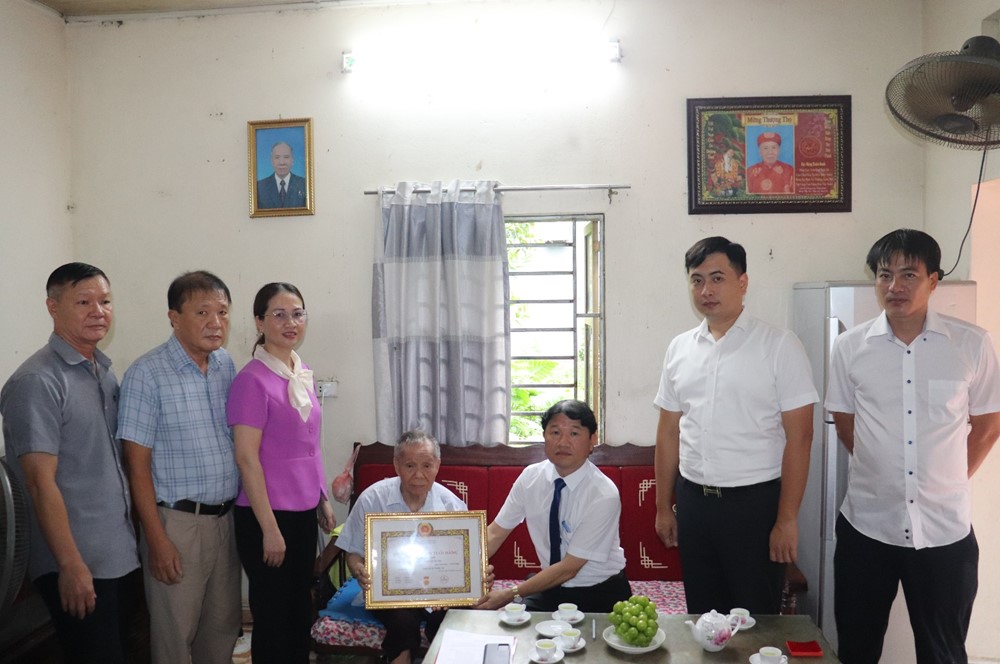 Xã Thuận An: Trao tặng Huy hiệu Đảng cho đảng viên lão thành dịp 2/9 - ảnh 1