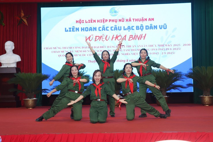 Hội LHPN xã Thuận An tổ chức  Liên hoan các CLB Dân vũ “Vũ điệu hòa bình” - ảnh 2