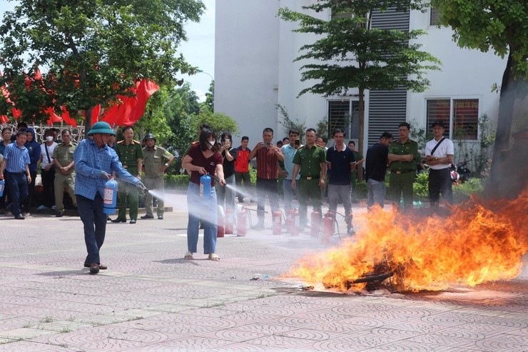 Xã Phù Đổng: Tập huấp về an toàn phòng cháy chữa cháy và cứu nạn cứu hộ cho cán bộ và người dân - ảnh 4