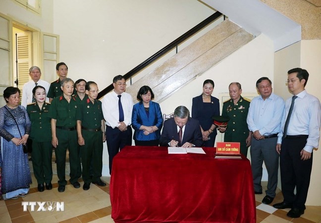 Tổng Bí thư Tô Lâm dâng hương tưởng niệm Chủ tịch Hồ Chí Minh tại Di tích nhà số 48 Hàng Ngang - ảnh 3