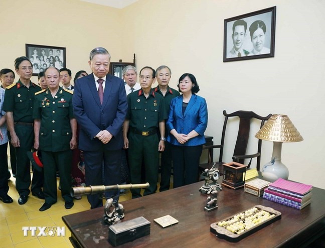 Tổng Bí thư Tô Lâm dâng hương tưởng niệm Chủ tịch Hồ Chí Minh tại Di tích nhà số 48 Hàng Ngang - ảnh 4