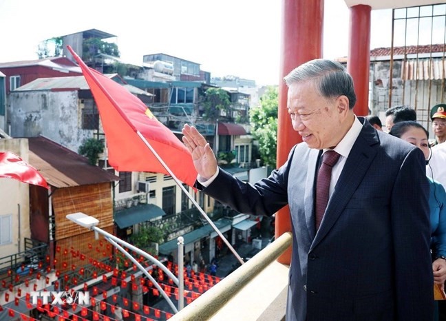 Tổng Bí thư Tô Lâm dâng hương tưởng niệm Chủ tịch Hồ Chí Minh tại Di tích nhà số 48 Hàng Ngang - ảnh 8