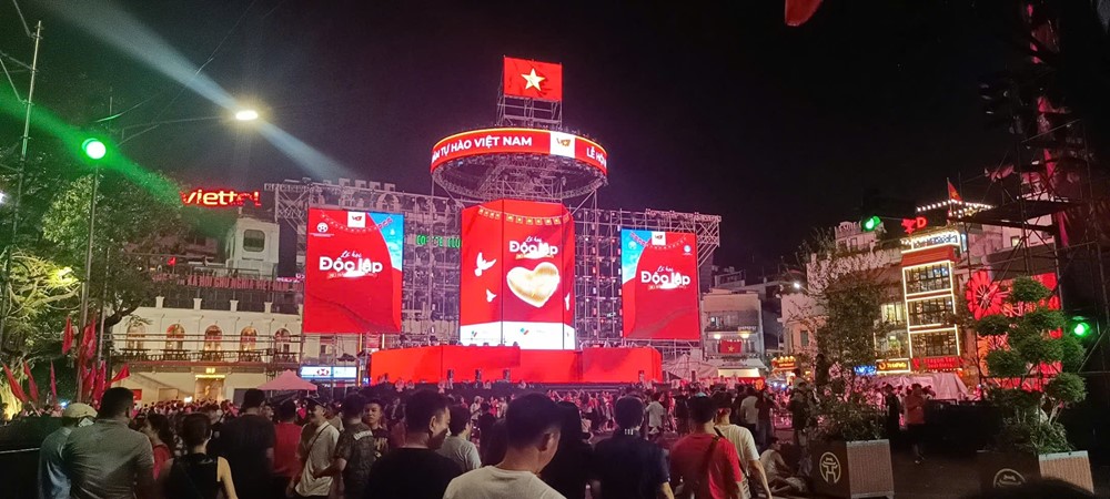 Hà Nội: Người dân háo hức đón chờ đại lễ tại Quảng trường Đông Kinh Nghĩa Thục - ảnh 1