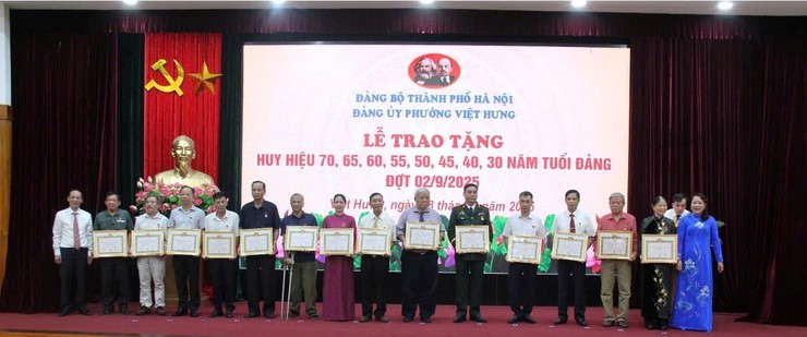 Đảng ủy phường Việt Hưng, TP Hà Nội trao  Huy hiệu cho 124 đảng viên - ảnh 2