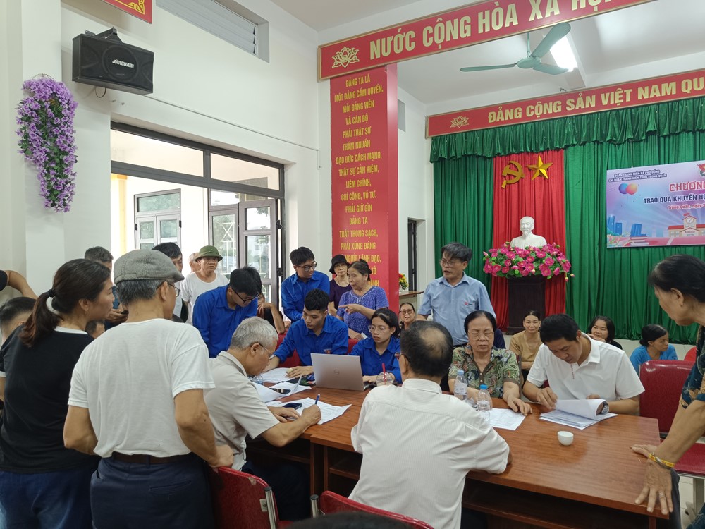 Xã Phù Đổng, TP Hà Nội: Người dân phấn khởi nhận phần quà 100.000 đồng - ảnh 2
