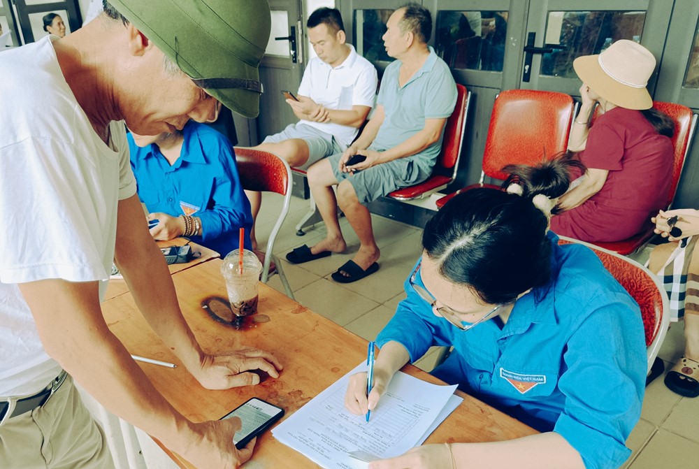 Xã Phù Đổng, TP Hà Nội: Người dân phấn khởi nhận phần quà 100.000 đồng - ảnh 3