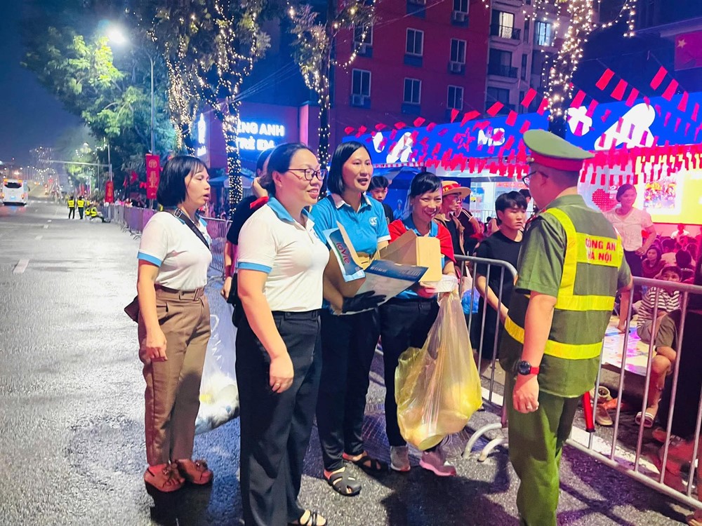 Phụ nữ phường Việt Hưng, Hà Nội đồng hành hỗ trợ lực lượng làm nhiệm vụ A80 - ảnh 5
