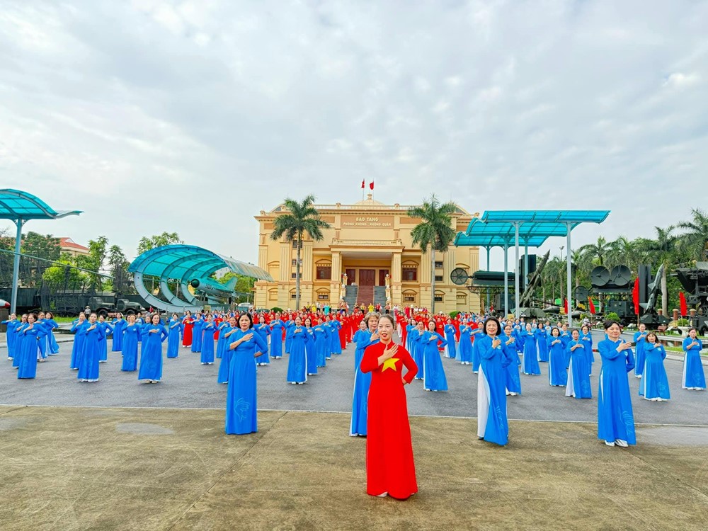 Những hình ảnh đẹp của Phụ nữ Thủ đô thời đại mới “Trung hậu-Sáng tạo-Đảm đang-Thanh lịch” - ảnh 15