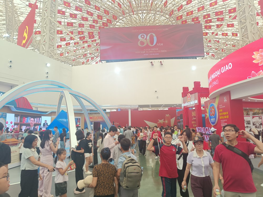 Sau nghỉ lễ Quốc khánh, người dân vẫn tấp nập đến Triển lãm “80 năm hành trình Độc lập-Tự do-Hạnh phúc” - ảnh 1