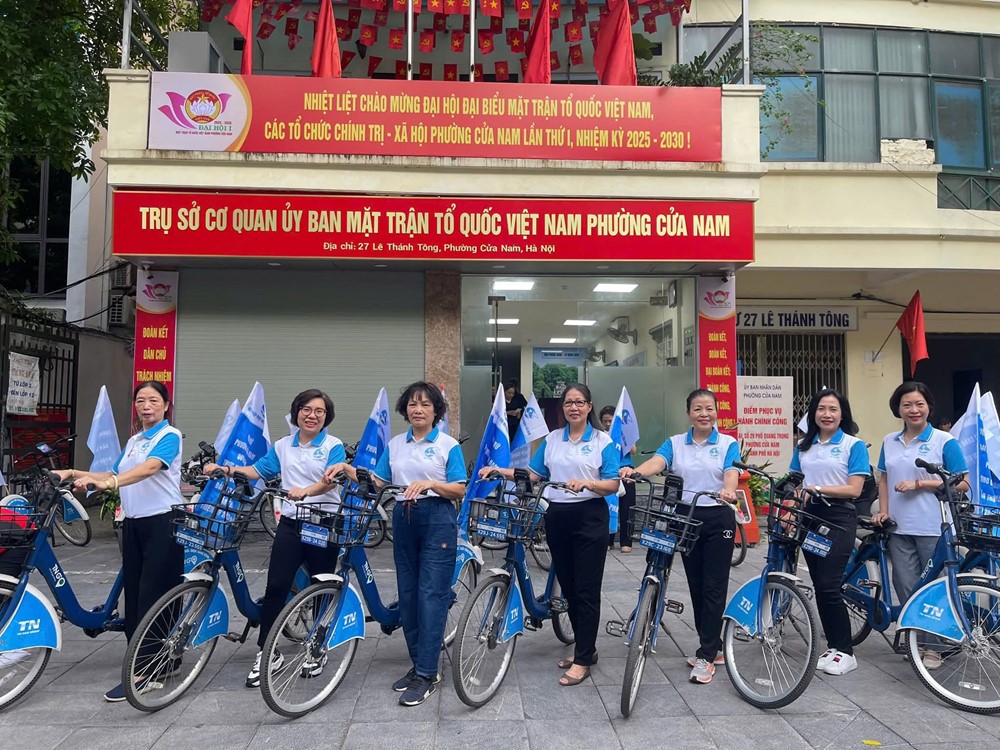 Phụ nữ phường Cửa Nam đạp xe diễu hành tuyên truyền chào mừng Đại hội - ảnh 1