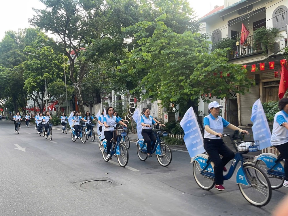 Phụ nữ phường Cửa Nam đạp xe diễu hành tuyên truyền chào mừng Đại hội - ảnh 3