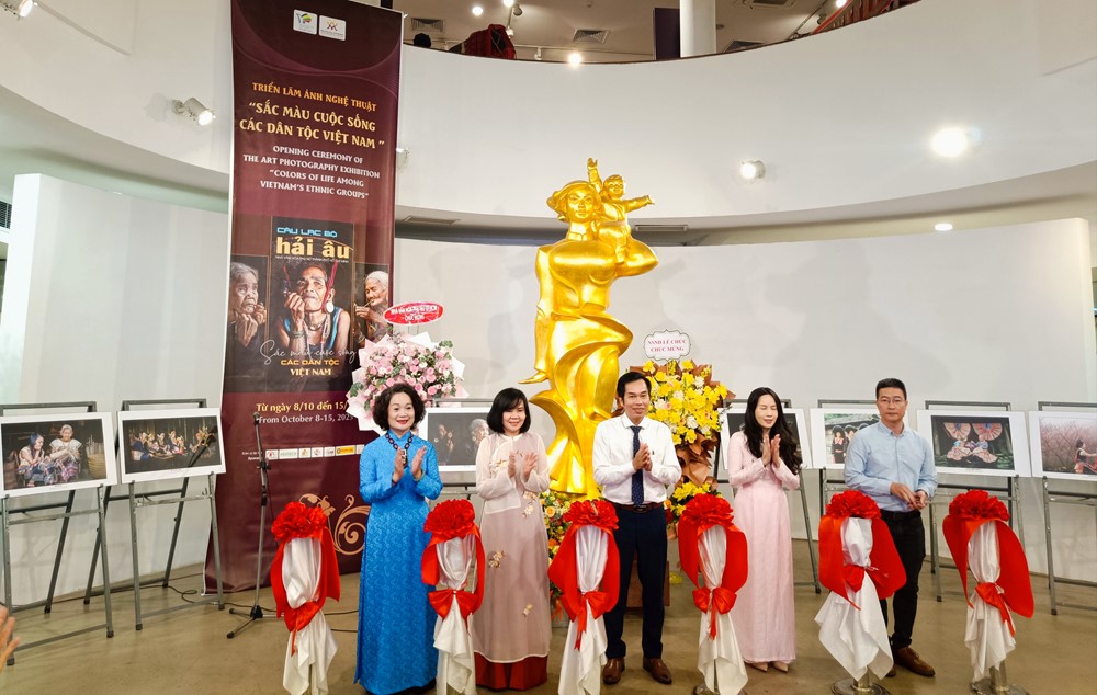 Khai mạc triển lãm ảnh “Sắc màu cuộc sống các dân tộc Việt Nam” tại Hà Nội - ảnh 2