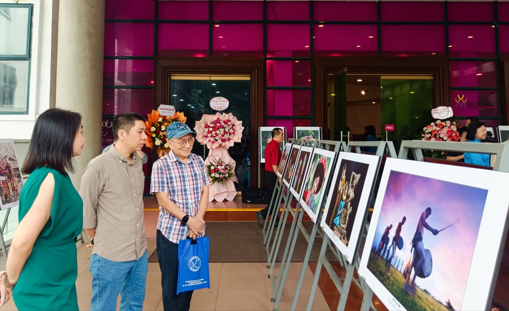 Khai mạc triển lãm ảnh “Sắc màu cuộc sống các dân tộc Việt Nam” tại Hà Nội - ảnh 12