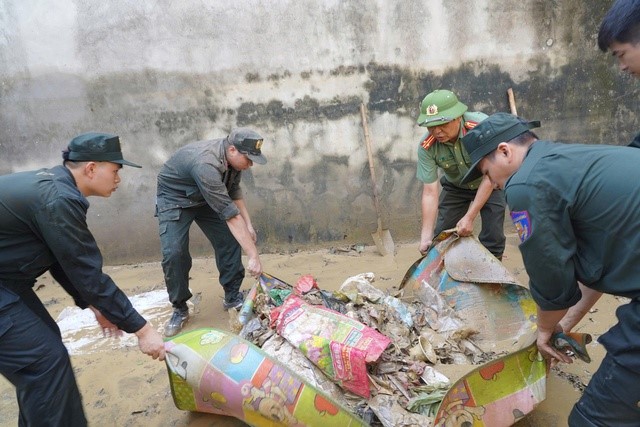 Công an Hà Nội tổng lực giúp người dân xã Trung Giã khắc phục hậu quả bão số 11 - ảnh 4