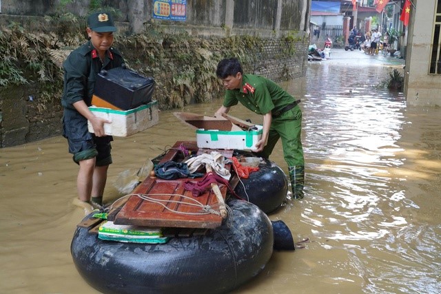 Công an Hà Nội tổng lực giúp người dân xã Trung Giã khắc phục hậu quả bão số 11 - ảnh 5