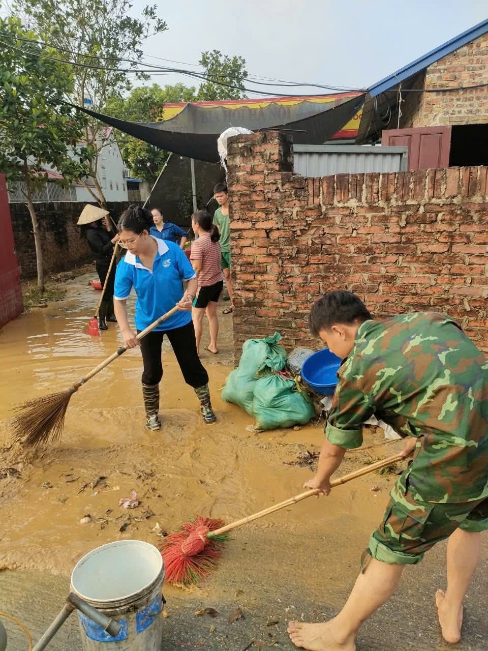 Hội LHPN xã Trung Giã hỗ trợ các hộ dân khắc phục ảnh hưởng bão lũ - ảnh 4