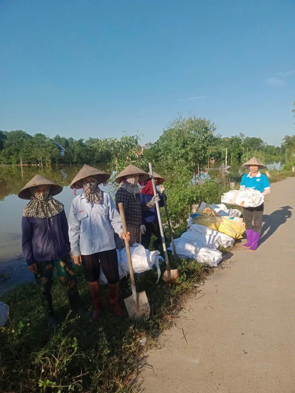 Hội LHPN xã Trung Giã hỗ trợ các hộ dân khắc phục ảnh hưởng bão lũ - ảnh 6