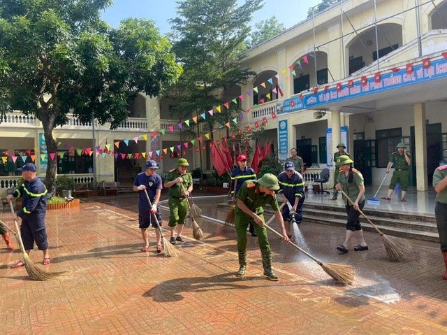 Công an Hà Nội tổng lực giúp người dân xã Trung Giã khắc phục hậu quả bão số 11 - ảnh 2