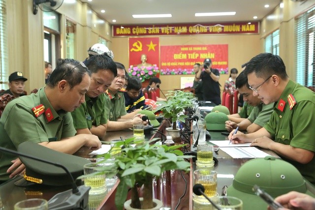 Công an Hà Nội tổng lực giúp người dân xã Trung Giã khắc phục hậu quả bão số 11 - ảnh 1
