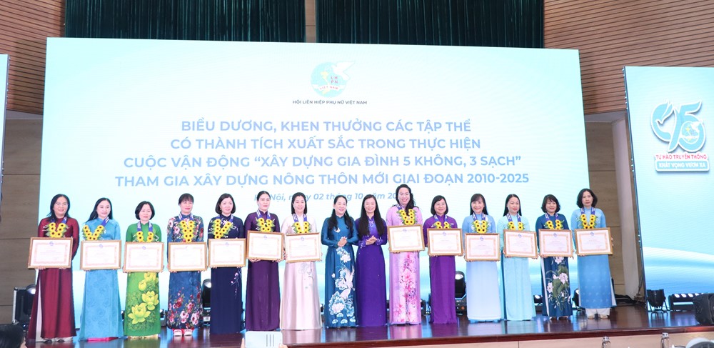 Hội LHPN Hà Nội vinh dự nhận khen thưởng 15 năm thực hiện cuộc vận động “Xây dựng gia đình 5 không, 3 sạch“ - ảnh 1