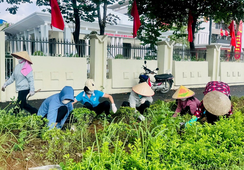 Hội LHPN Hà Nội vinh dự nhận khen thưởng 15 năm thực hiện cuộc vận động “Xây dựng gia đình 5 không, 3 sạch“ - ảnh 2