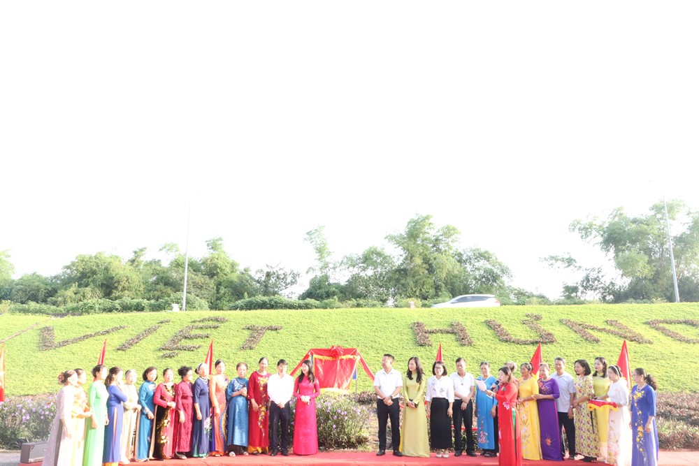 Hội LHPN phường Việt Hưng ra mắt mô hình dân vận khéo “Phủ xanh mái đê”  - ảnh 1