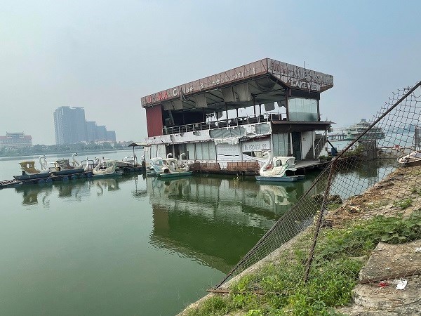 Du thuyền Hồ Tây bị bỏ hoang gây mất mỹ quan đô thị - ảnh 1