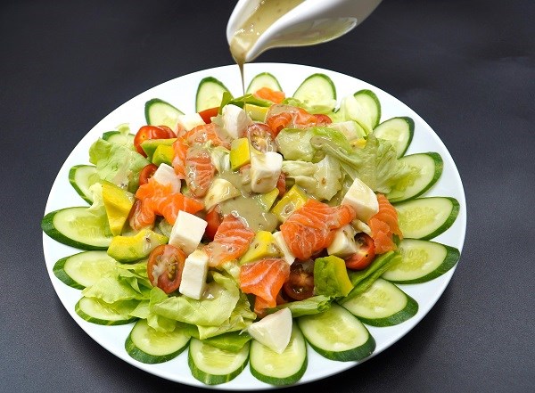 Salad cá hồi và bơ - ảnh 1