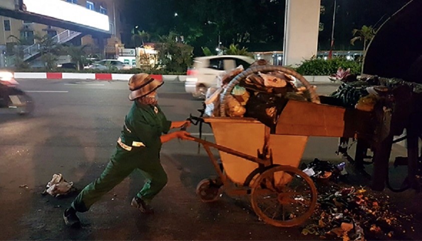 Những phụ nữ ngày đêm giữ sạch đường phố Hà Nội - ảnh 1