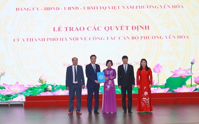 Trao các quyết định của Thành phố Hà Nội về công tác cán bộ phường Cầu Giấy, Nghĩa Đô, Yên Hòa - ảnh 3