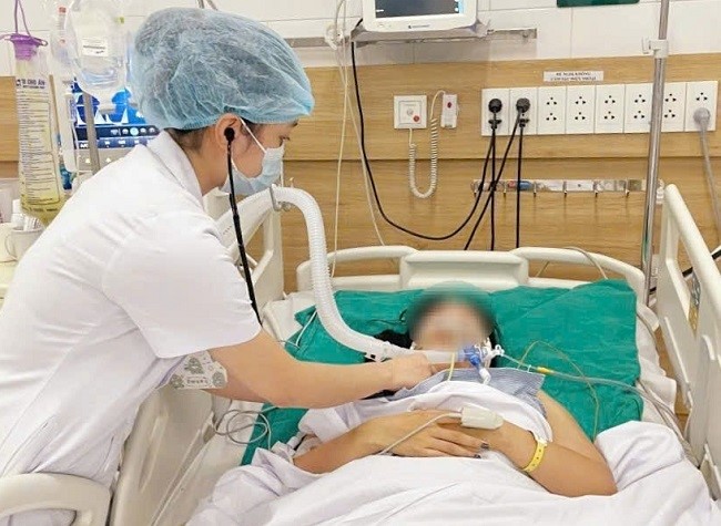 Suy hô hấp, thở máy... vì tiêm botox làm đẹp - ảnh 1