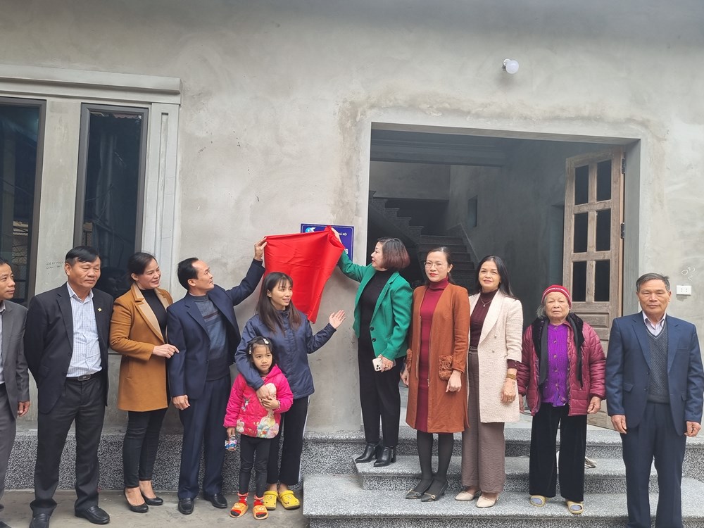 Hội LHPN Hà Nội trao kinh phí hỗ trợ xây nhà “Mái ấm tình thương“ tại Sóc Sơn - ảnh 2