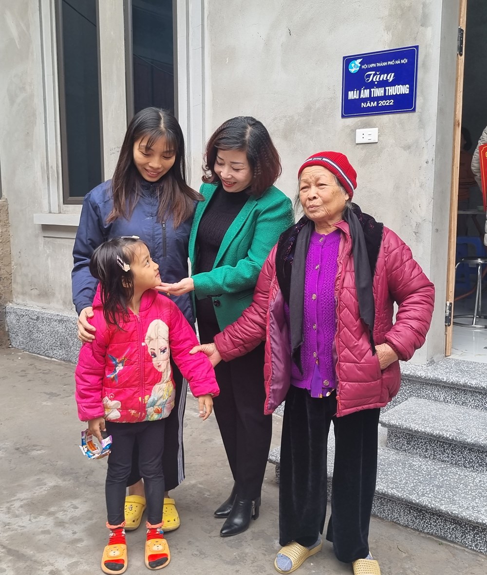 Hội LHPN Hà Nội trao kinh phí hỗ trợ xây nhà “Mái ấm tình thương“ tại Sóc Sơn - ảnh 1