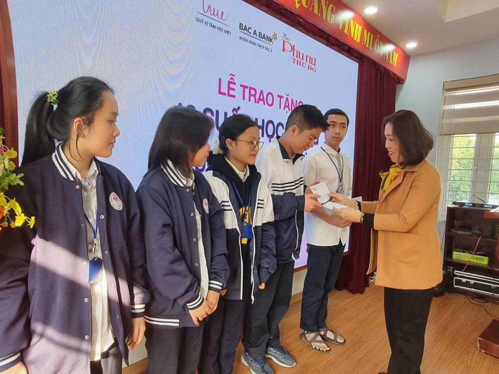 Báo Phụ nữ Thủ đô hỗ trợ thiết thực cho học sinh vượt khó học giỏi quận Hai Bà Trưng - ảnh 3