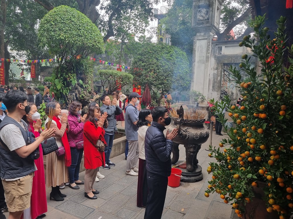 Người Hà Nội nô nức đi lễ chùa cầu may đầu năm mới - ảnh 5