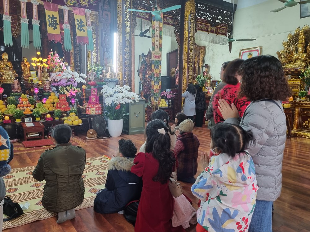 Người Hà Nội nô nức đi lễ chùa cầu may đầu năm mới - ảnh 2