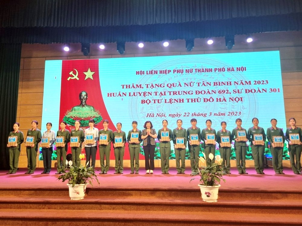 Hội LHPN Hà Nội tặng quà nữ tân binh tại Trung đoàn 692 - ảnh 4