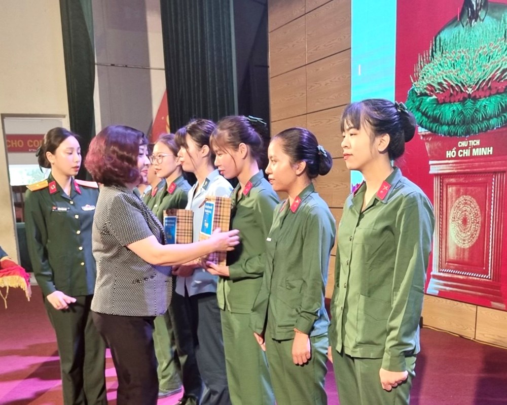 Hội LHPN Hà Nội tặng quà nữ tân binh tại Trung đoàn 692 - ảnh 2