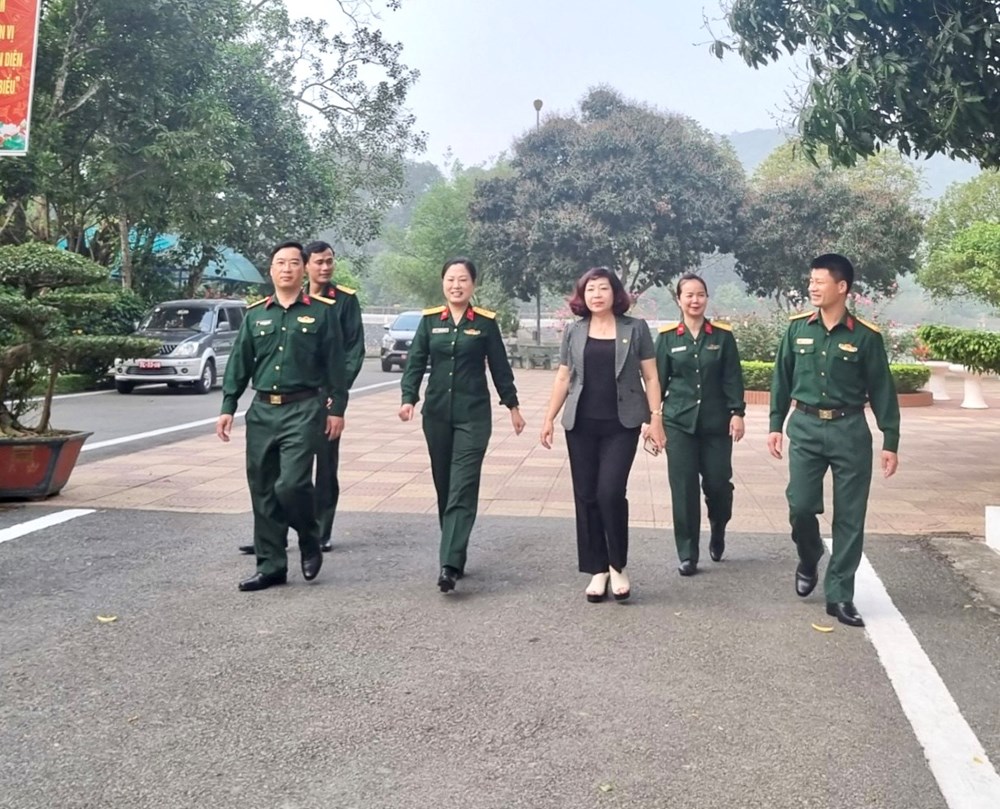 Hội LHPN Hà Nội tặng quà nữ tân binh tại Trung đoàn 692 - ảnh 6