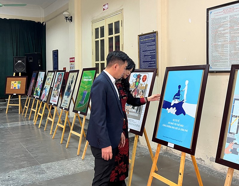 Trao giải cuộc thi “Vẽ tranh tuyên truyền cổ động trực quan về Quy tắc ứng xử nơi công cộng trên địa bàn thành phố Hà Nội năm 2022” - ảnh 2