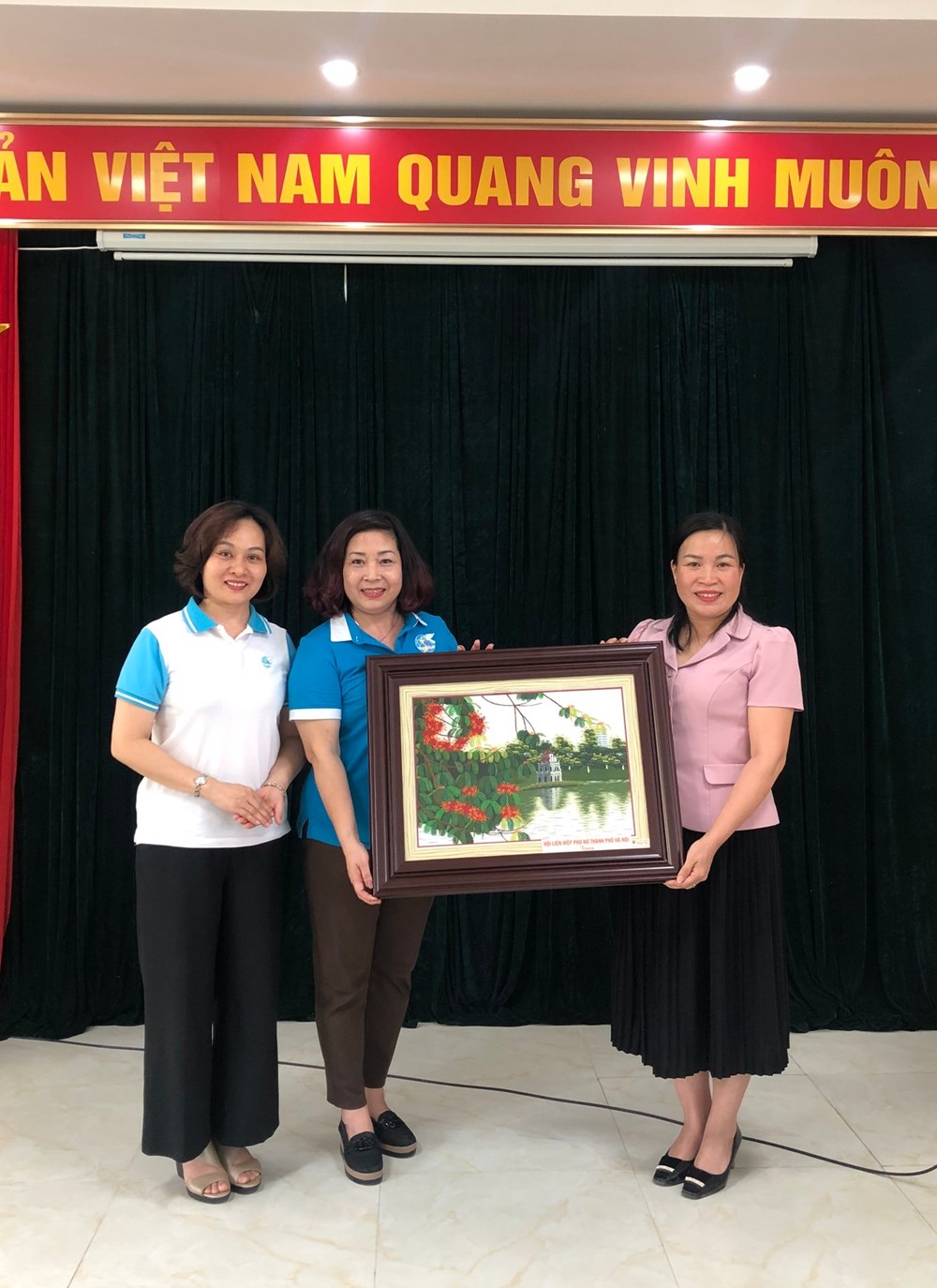 Hội LHPN Hà Nội: Trao đổi kinh nghiệm xây dựng nông thôn mới và mô hình kinh tế tập thể tại Hà Giang - ảnh 4
