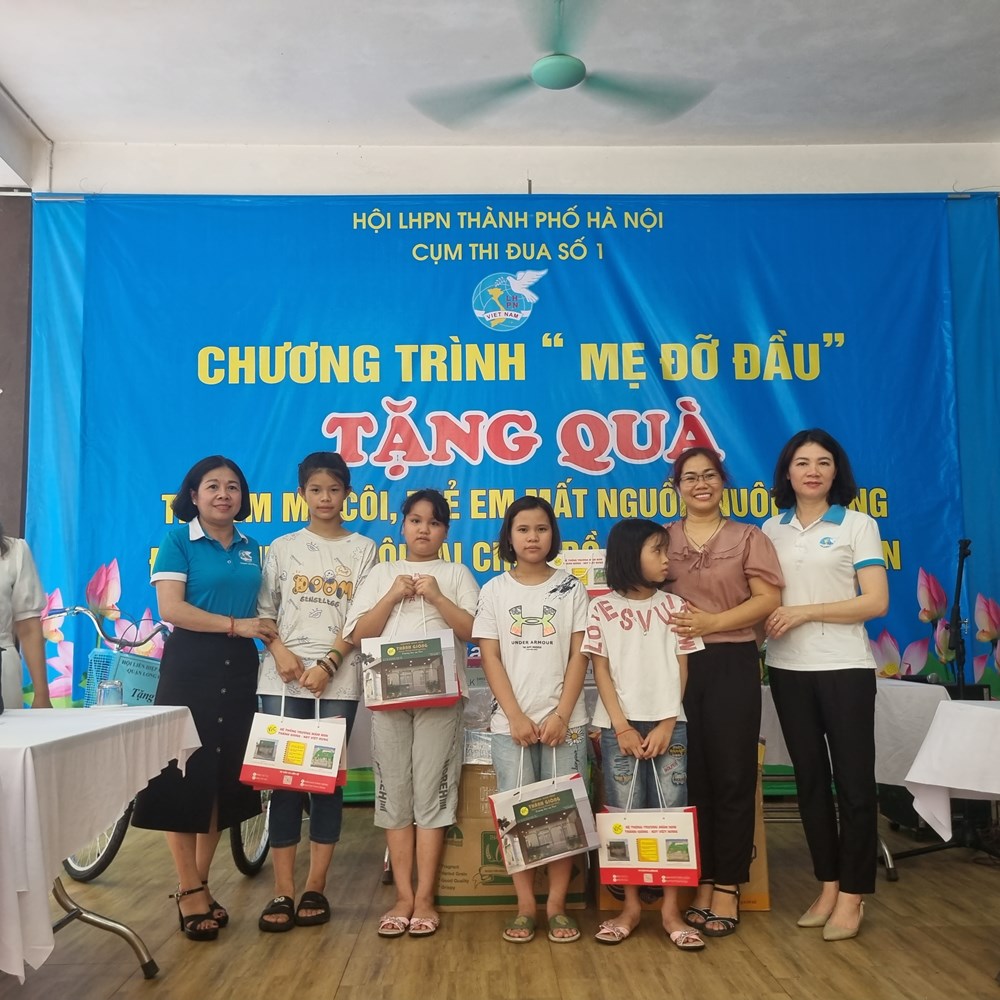 Cụm Thi đua số 1 Hội LHPN Hà Nội: Thăm tặng quà trẻ mồ côi ở chùa Bồ Đề - ảnh 4