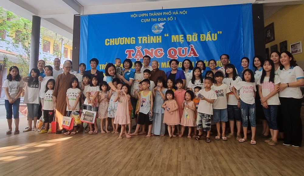 Cụm Thi đua số 1 Hội LHPN Hà Nội: Thăm tặng quà trẻ mồ côi ở chùa Bồ Đề - ảnh 5