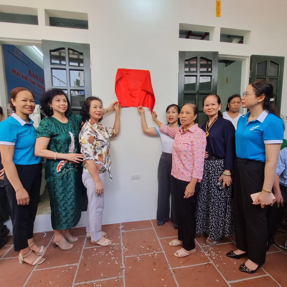Hội LHPN Hà Nội: Bàn giao nhà Mái ấm tình thương cho hội viên có hoàn cảnh khó khăn tại huyện Thạch Thất - ảnh 1