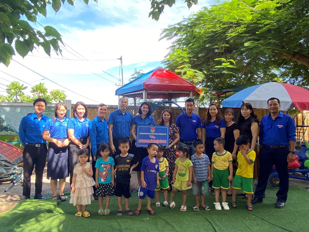 Thành đoàn Hà Nội trao tặng sân chơi cho thiếu nhi huyện đảo Lý Sơn - ảnh 1