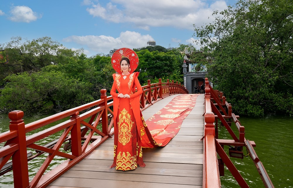 Áo dài “Dấu ấn thời gian” của NTK Hoàng Ly xác lập kỷ lục Guiness Việt Nam - ảnh 6