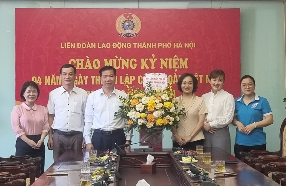  Hội LHPN Hà Nội chúc mừng LĐLĐ Thành phố nhân ngày thành lập Công đoàn Việt Nam - ảnh 1