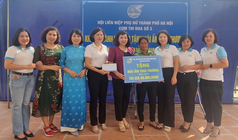 Cụm thi đua số 3 Hội LHPN Hà Nội trao tặng “Mái ấm tình thương” cho hội viên hoàn cảnh khó khăn - ảnh 4