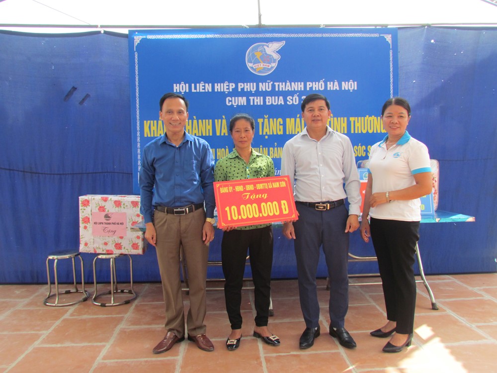 Cụm thi đua số 3 Hội LHPN Hà Nội trao tặng “Mái ấm tình thương” cho hội viên hoàn cảnh khó khăn - ảnh 9